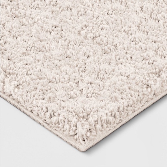 ROOM ESSENTIALS NWT washable plush shag accent rug -cream -4x5’6” - Picture 3 of 6